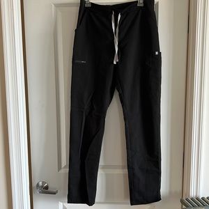 Black Figs Yola skinny leg scrub pants. Womens medium tall.